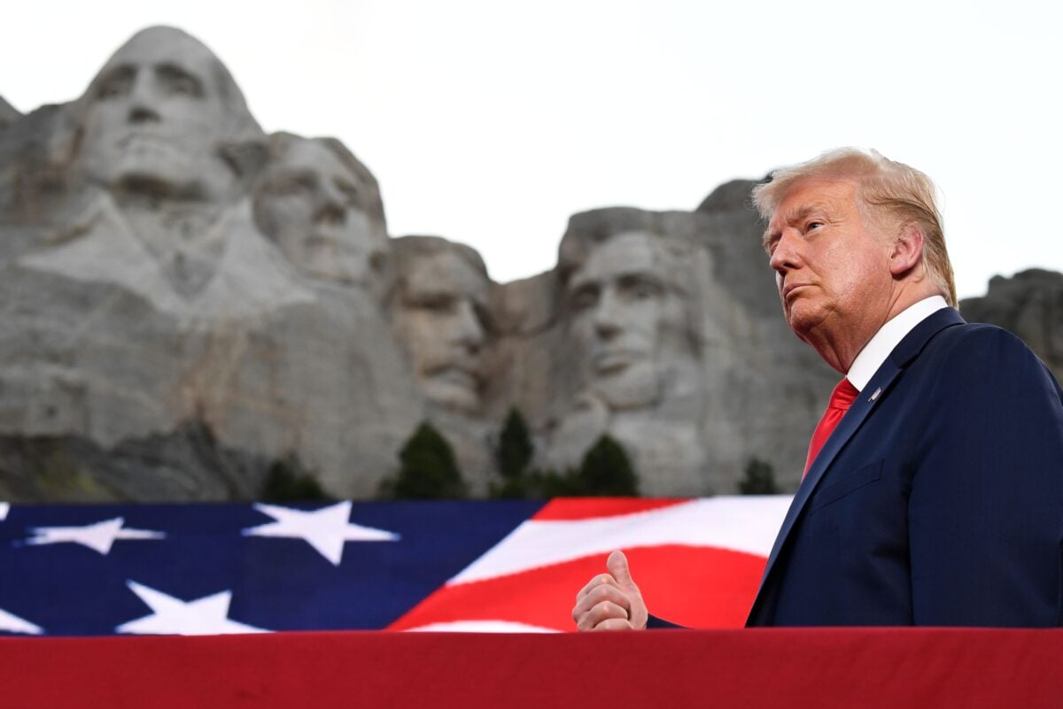 2020年7月3日，當勞特朗普總統抵達位於南達科他州基斯通（Keystone，SD）的拉什莫爾山（Mount Rushmore，總統山）國家紀念館參加獨立日活動。（Saul Loeb/AFP via Getty Images）