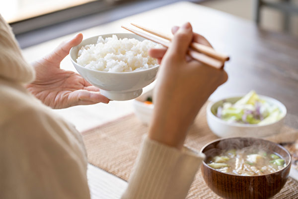 飽腹感荷爾蒙若分泌較少，可能讓人吃進更多食物。（Shutterstock）