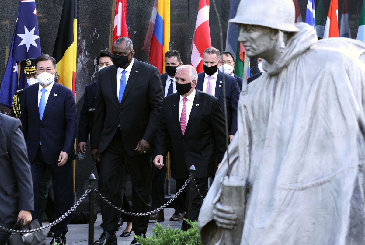 2021年5月21日，南韓總統文在寅（左）、美國國防部長奧斯汀（Lloyd J. Austin，中）抵達美國華盛頓特區的韓戰退伍軍人紀念館。（Kevin Dietsch/Getty Images）