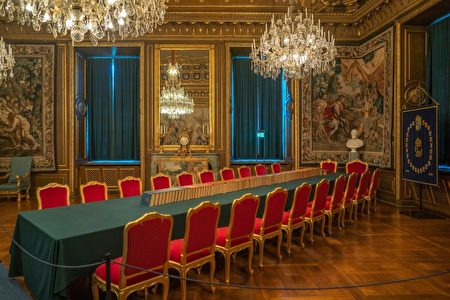 今日國王依舊在王宮的「內閣廳」會見瑞典政府官員。這裏曾經是瑞典國王古斯塔夫三世（Gustav III）的餐廳。鍍金的牆壁上可見懸掛著多面鏡子以及華麗的掛毯。（Ungvari Attila/Shutterstock）