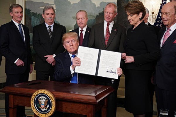 特朗普政府於2018年開始對中共發起貿易戰和科技戰。圖為2018年3月22日，美國總統特朗普簽署了對中國的貿易制裁。（Mandel Ngan / AFP）