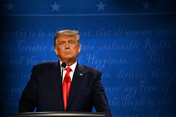 美國總統特朗普在辯論會上。（JIM WATSON/AFP via Getty Images）