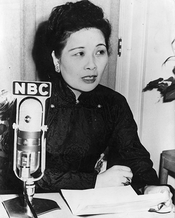 1950年1月，宋美齡藉NBC向紐約的美國電視觀眾致辭。她向聽眾保證，中國不會屈服於共產黨的入侵。（Keystone / Getty Images）