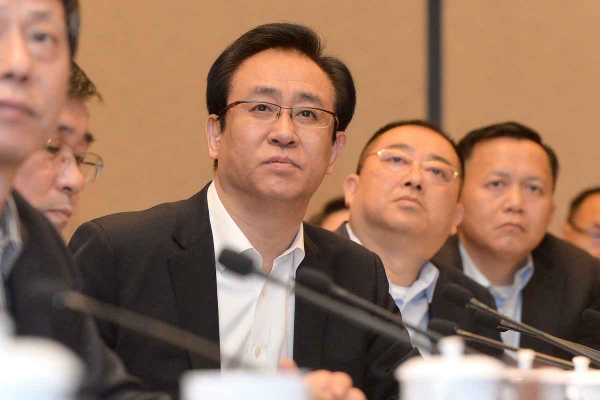 圖為2017年6月5日恒大總裁許家印在武漢市參加會議。（STR / AFP）