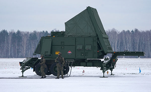 2023年2月7日,波蘭華沙巴比採機場(Warsaw Babice Airport),波蘭軍方舉行演習時,出動了愛國者(Phased Array Tracking Radar to Intercept on Target,簡稱PATRIOT)地對空導彈系統。(Janek Skarzynski/AFP)