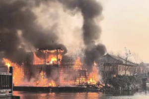 表演真「火了」 開封清明上河園景區竄火