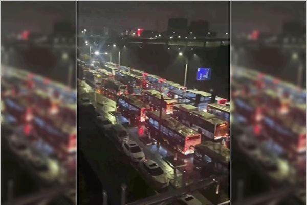 杭州市近萬居民連夜被巴士統一拉去隔離，引發民怨。（影片截圖）