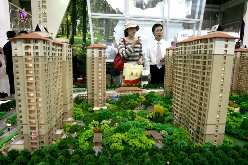 中共官方設置的「三道紅線」成了房企融資路上的「攔路虎」。資金流動性緊張，無疑加劇了中國奧園高企的償債壓力。（STR/AFP/Getty Images）