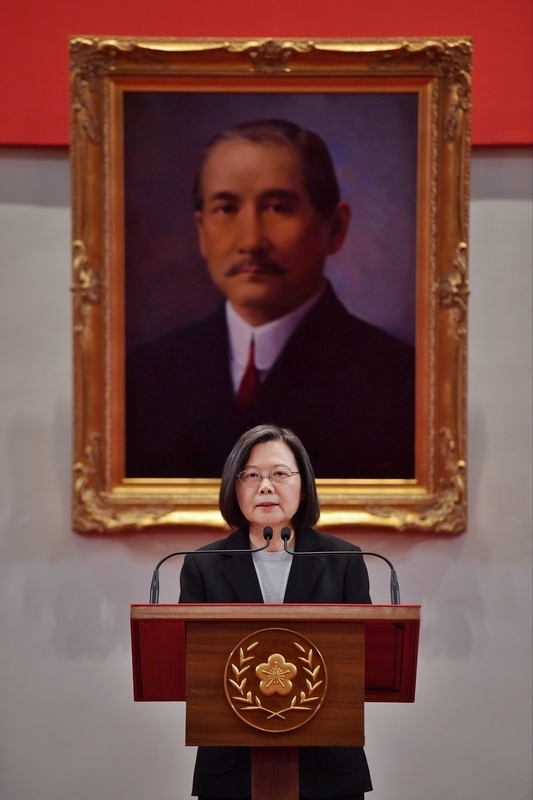 中華民國總統蔡英文2022年1月1日發表新年講話談到兩岸關係時,她提醒北京當局,不要誤判情勢,更要防止內部「軍事冒進主義」的擴張。蔡英文強調,軍事不是解決兩岸分歧選項。軍事衝突將衝擊經濟穩定。(總統府提供)