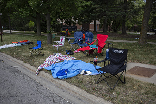 2022年7月4日，在伊利諾伊州海蘭帕克（Highland Park）舉行的國慶遊行發生槍擊事件後，現場觀眾迅速離開，匆忙中留下了椅子和毯子。據報，此次大規模槍擊事件中至少有6人死亡，二十幾人受傷。（Jim Vondruska/Getty Images）