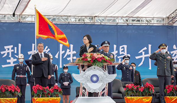 中華民國總統蔡英文18日到台灣嘉義空軍基地出席了F-16V(Block20)接裝典禮。蔡英文表示,台美國防工業合作提升戰機性能,不但展現雙方友誼再進展,更代表台美夥伴關係的堅定承諾。(中華民國總統府提供)