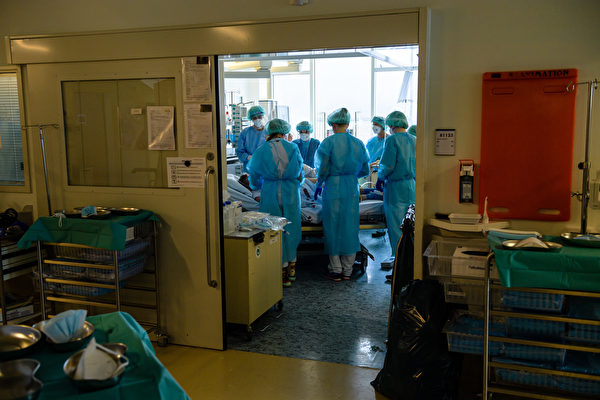 2021年11月18日，德國萊比錫（Leipzig），醫護人員在萊比錫大學醫院的COVID-19（新冠病毒）深切治療部照顧一名患者。（Jens Schlueter/AFP via Getty Images）