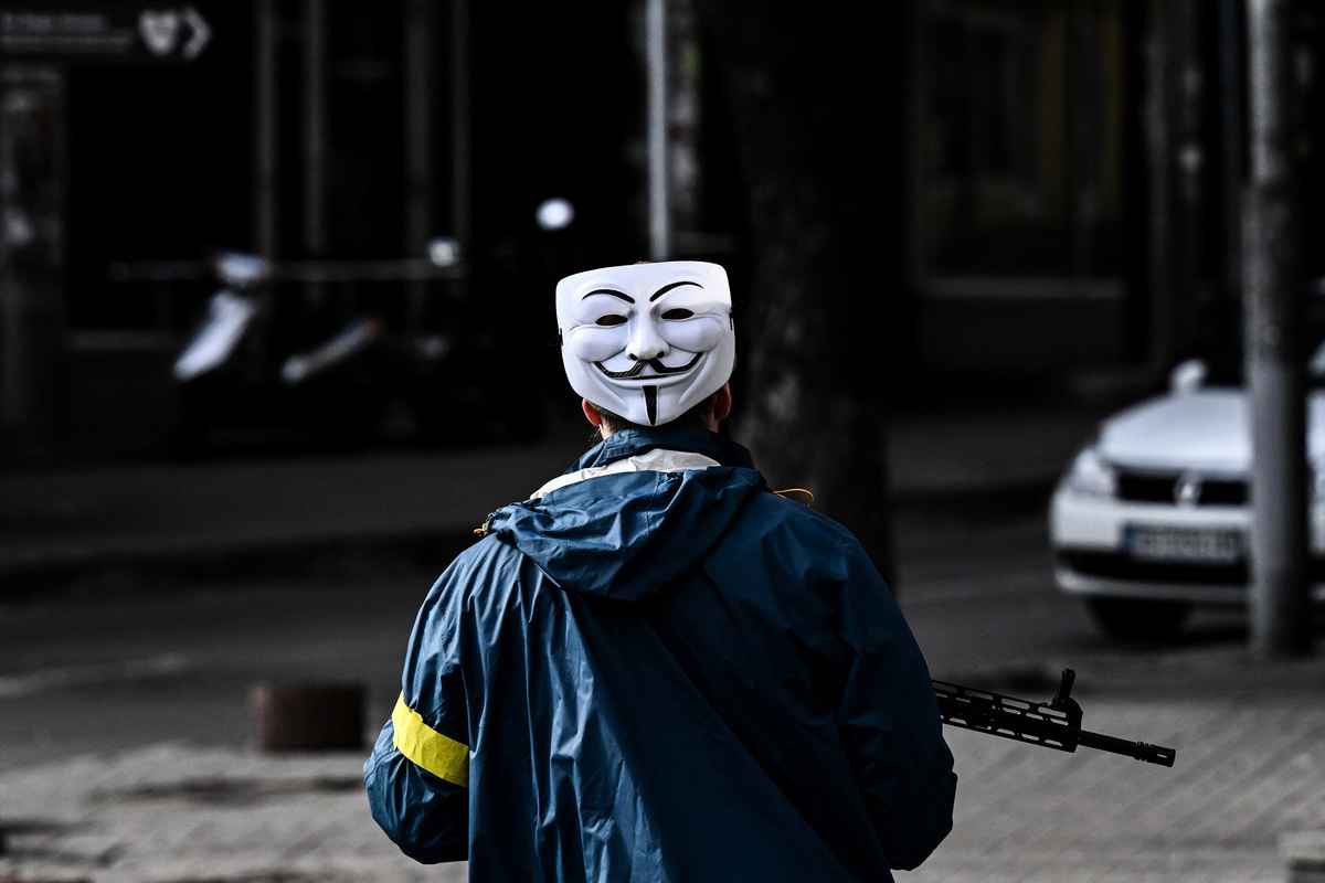 2022年2月27日，一名戴著蓋伊霍士面具（匿名者面具）的烏克蘭部隊成員，在基輔市中心巡邏。 （Aris Messinis/AFP via Getty Images）
