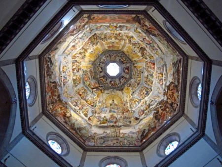 16世紀藝術家喬治‧瓦薩里(Giorgio Vasari)在穹頂正下方內牆上繪製的壁畫。穹頂牆壁呈正八角形,但往上看,會感覺穹頂慢慢變成圓形,直到頂部才又變回一個清晰的八角形。(Shutterstock)