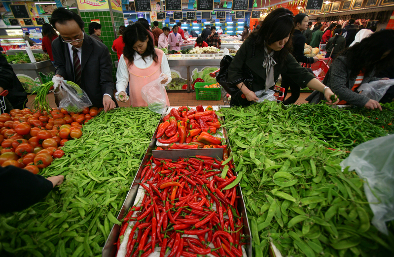大陸蔬菜價格持續發燒，領漲所有食品價格，網民戲稱「蒜你狠」、「向前蔥」等。（China Photos/Getty Images）