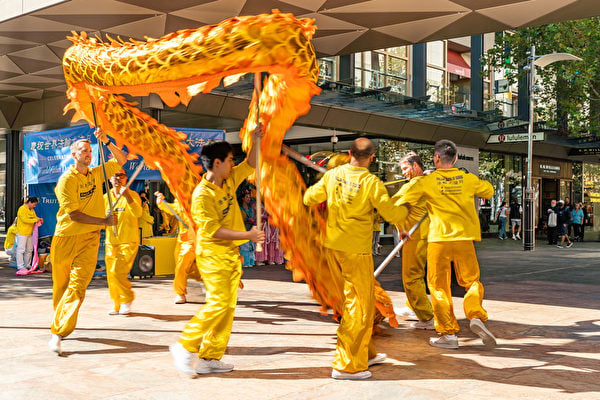 2022年5月7日，澳洲西澳州部份法輪功學員在首府珀斯市歡慶「世界法輪大法日」。圖為舞龍表演。（周鑫/大紀元）