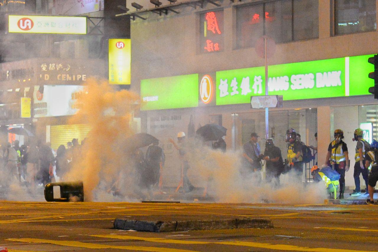 2019年10月31日，太子彌敦道晚上聚集大量抗爭者。警方發射催淚彈驅散。（宋碧龍／大紀元）
