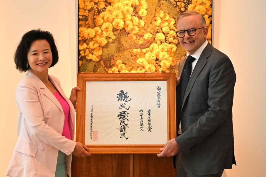 前CGTN記者成蕾贈澳洲總理中國書法 感謝營救