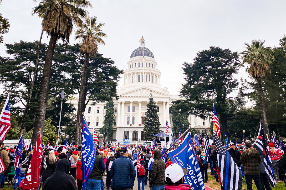2021年1月6日上午，加州首府沙加緬度（Sacramento）數千人集會，支持國會的選舉人票挑戰。（李文淨／大紀元）