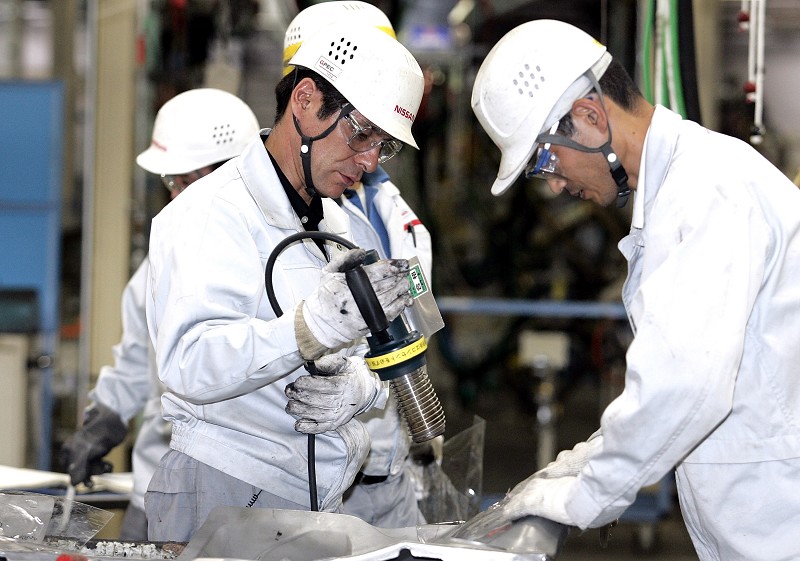 圖為日產汽車廠內工人正在進行新車裝配。（Koji Watanabe/Getty Images）