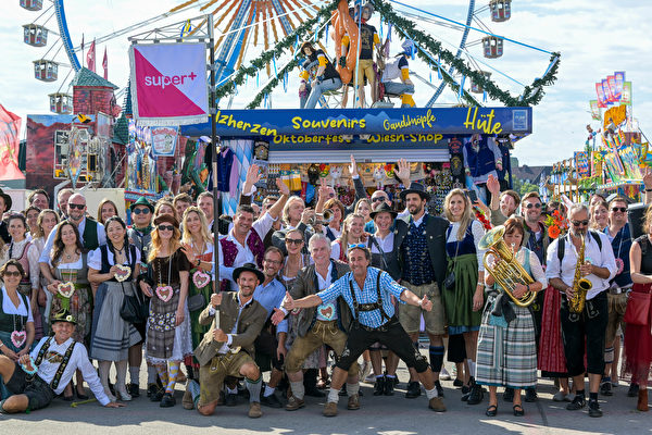 2023年9月17日，德國慕尼黑，民眾出席德國慕尼黑啤酒節（Oktoberfest）。（Hannes Magerstaedt/Getty Images）