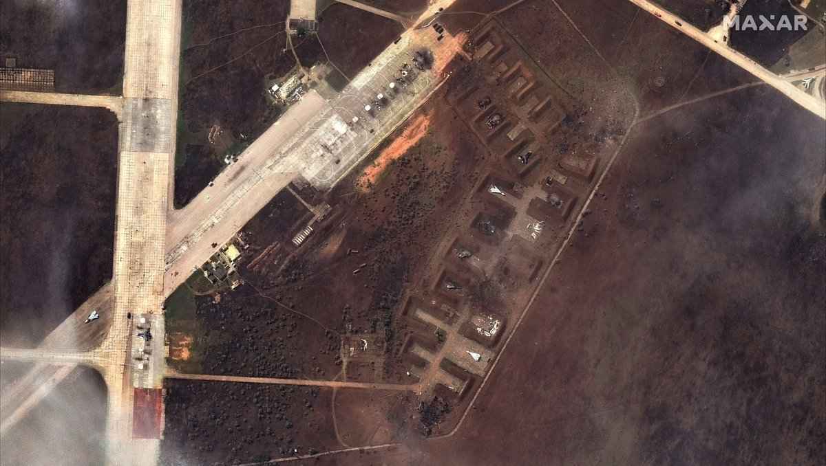 克里米亞，俄軍薩基空軍基地（Saki air base）爆炸後的衛星圖。資料圖片。（Satellite image c2022 Maxar Technologies/AFP）