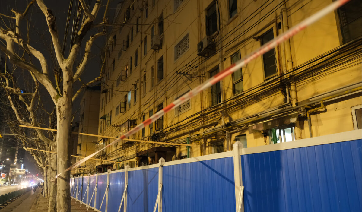 上海市浦東新區住宅樓被封鎖。攝於2022年3月22日。（Robert Way/Shutterstock）