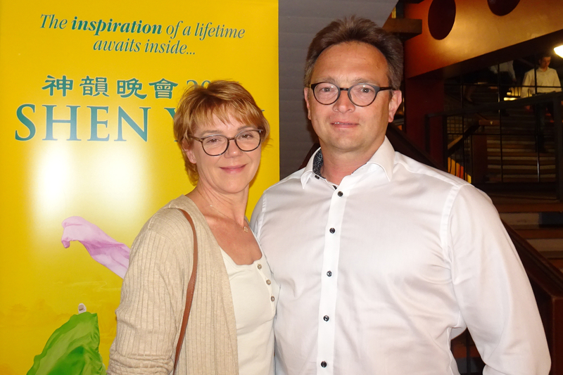 2022年6月2日晚，公司經理Erich Reinhardt與太太Martina在德國法蘭克福世紀大廳（Jahrhunderthalle Frankfurt）觀看了美國神韻世界藝術團的演出。（余平／大紀元）