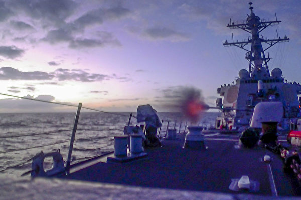 本福爾德號導彈驅逐艦（USS Benfold）於2022年11月13日在菲律賓海進行5英吋大砲實彈射擊演習，這是利劍軍演（Keen Sword）的一部份。利劍是兩年一次的聯合雙邊實地訓練演習，涉及美國軍方和日本自衛隊人員，旨在提高戰備狀態和互操作性，同時加強牢固的日美同盟。然而澳洲和加拿大軍艦加入了今年的利劍演習。（U.S. Navy photo by Mass Communication Specialist 2nd Class Arthur Rosen）