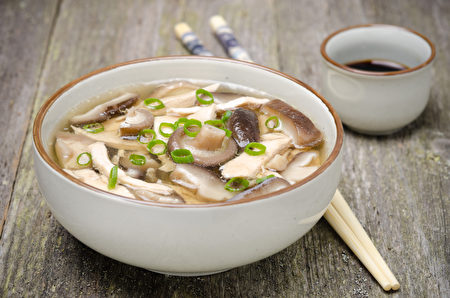 蔬菜蘑菇湯富含不溶性膳食纖維。（Shutterstock）