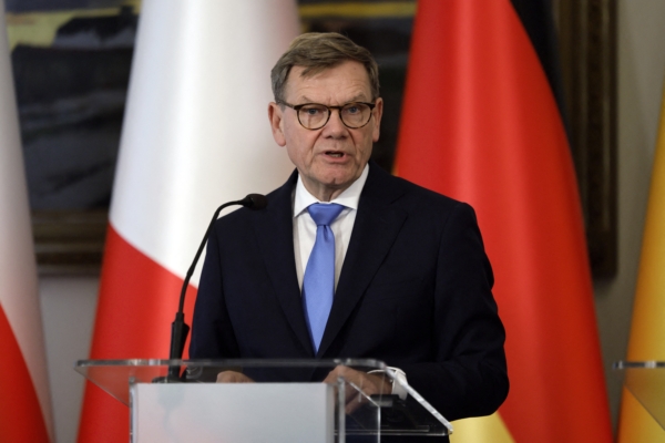 2025年10月24日,德國外交部長瓦德富爾(Johann Wadephul)原定於10月26日的訪華行程因中共限制稀土出口和高層會晤安排不足等問題而被推遲。資料圖片:2025年9月29日,瓦德富爾在波蘭華沙舉行的「魏瑪三角」(Weimar Triangle)會議記者會上發言。 (Wojtek Radwanski/AFP via Getty Images)