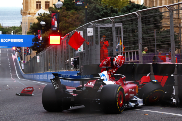 2025年9月20日,F1大獎賽阿塞拜疆站排位賽上,摩納哥車手陸克萊(Charles Leclerc)駕駛法拉利賽車出現失誤,撞牆退賽,比賽被迫暫停。圖為陸克萊駕駛的法拉利賽車。(Joe Portlock/Getty Images)