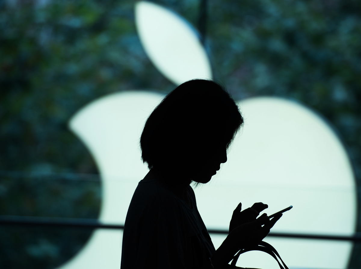 圖為民眾在使用蘋果公司（Apple）的iPhone手機。（Johannes Eisele/AFP via Getty Images）