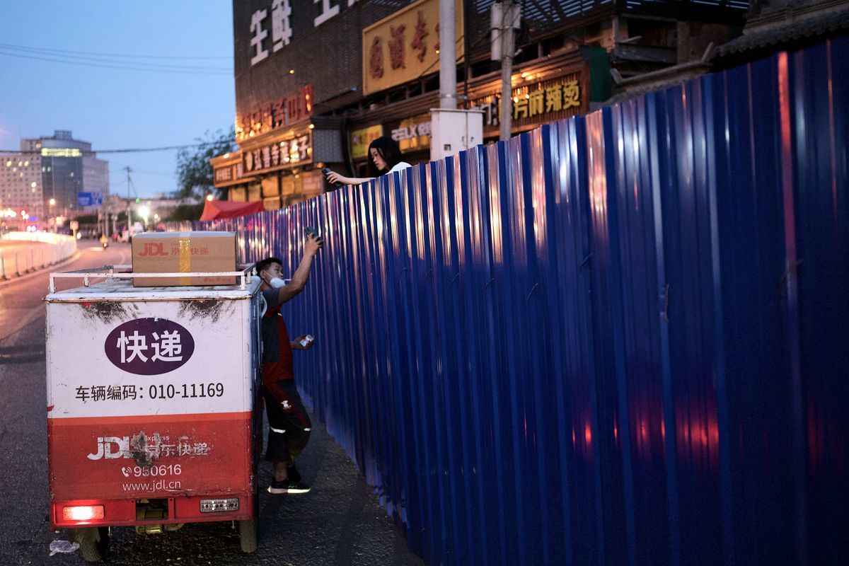 北京九個區封控提級，封門、封小區的隔離板，正在改變北京市容。圖為2022年5月22日，疫情封鎖下的北京。（NOEL CELIS/AFP via Getty Images）
