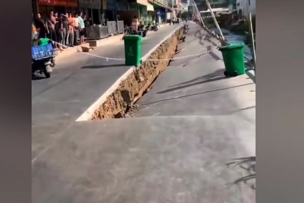 廣東汕頭一路面突塌陷 路段長百餘米寬4米