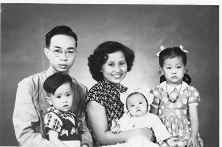 黃強和家人1951年在廣州。（黃強提供）