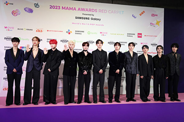 日本男團INI出席2023 MAMA Awards紅毯照。（Christopher Jue/Getty Images）