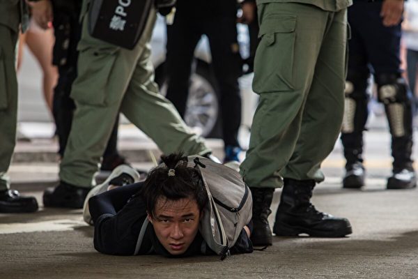 2020年7月1日，香港從英國移交中共管轄23周年之際，防爆警察在對反國安法遊行的示威者進行清場的過程中，逮捕了一名男子。（Dale de la Rey/AFP via Getty Images）