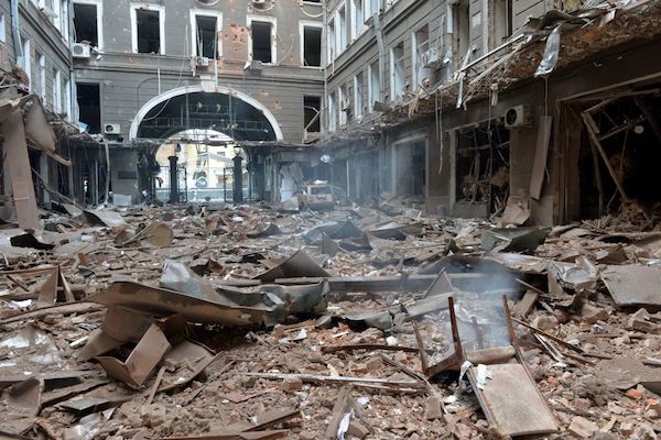 圖為2022年3月2日，俄羅斯軍隊炮擊烏克蘭第二大城市哈爾科夫的憲法廣場後，一棟建築物的入口處受損。（SERGEY BOBOK/AFP via Getty Images）