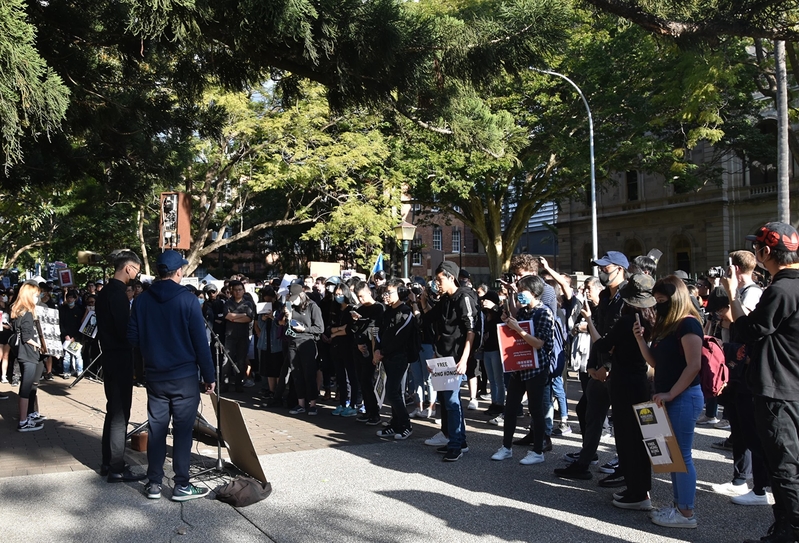 7月28日下午，在布里斯本議會大樓前演講者之角，香港學生介紹了7月24日他們在昆大聲援香港反送中時遭到中國留學生暴力襲擊，資料照。（楊裔飛／大紀元）