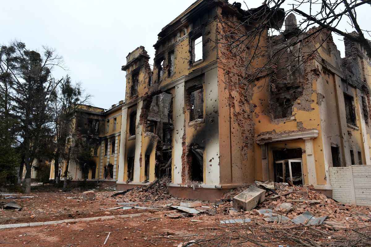 2022年2月28日，烏克蘭哈爾科夫市內的一所學校，在戰爭期間被砲火摧毀。（SERGEY BOBOK/AFP via Getty Images）