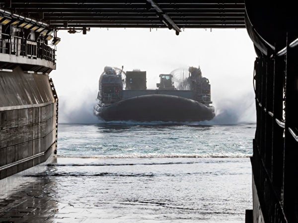 8月13日，美國海軍陸戰隊第11遠征隊在第三艦隊區域演習，一艘氣墊登陸艇準備進入兩棲攻擊艦「埃塞克斯號」（LHD 2）的船艙中。（美國海軍）