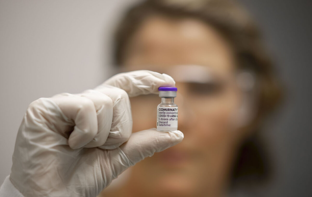 2021年2月22日，高級藥劑師Rachael Raleigh在澳洲黃金海岸的黃金海岸大學醫院手持一瓶COVID-19疫苗。（Glenn Hunt/Getty Images）