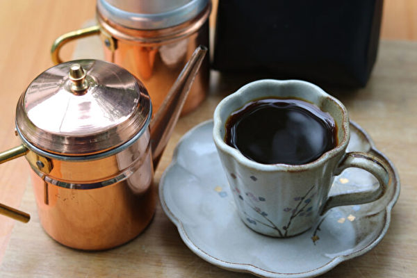 專家建議，將研磨咖啡加一勺糖作為健康生活的一部份。（Shutterstock）