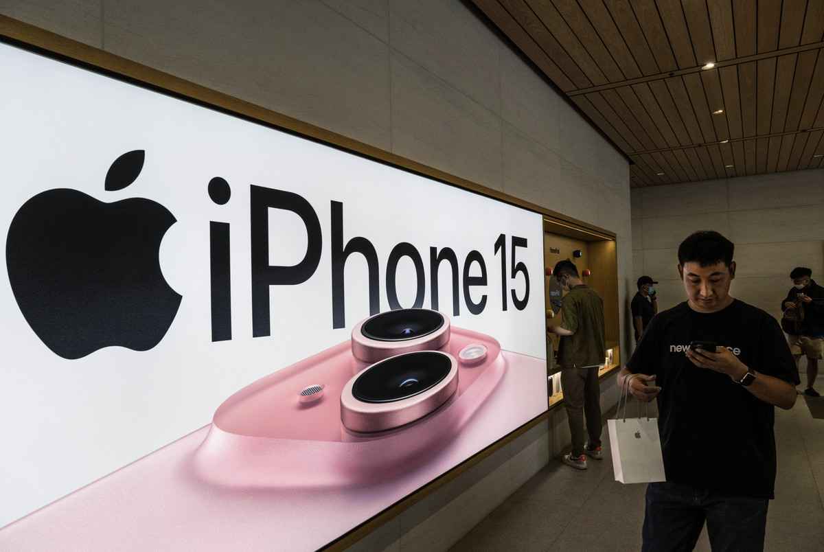 2023年10月4日（周三），蘋果發布了iOS 17.0.3，修復了導致蘋果最新的iPhone 15系列機型過熱的問題。（Kevin Frayer/Getty Images）