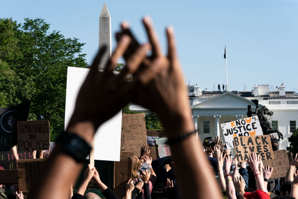 2020年6月1日，一些人在美國華盛頓特區抗議。（Photo by Joshua Roberts/Getty Images）