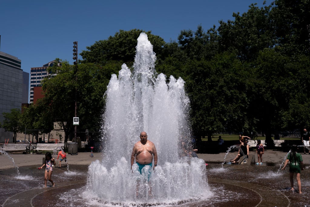 美國西北部遭遇有記錄以來最熱天氣。華盛頓州和俄勒岡州約有12人因熱浪死亡，一家電力公司不得不實施輪流停電。圖為6月27日波特蘭。（Nathan Howard/Getty Images）