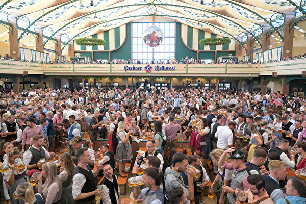 2023年9月17日，德國慕尼黑，民眾出席德國慕尼黑啤酒節（Oktoberfest）。（Hannes Magerstaedt/Getty Images）