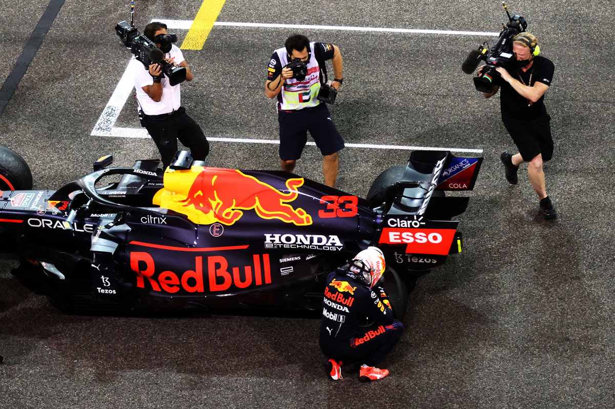 2021年12月12日，F1大獎賽收官站，紅牛荷蘭籍車手韋斯達賓（Max Verstappen）戲劇性地戰勝平治英國車手咸美頓（Lewis Hamilton），首次奪得年度車手總冠軍。圖為韋斯達賓賽後在自己的賽車旁激動地哭泣。（Clive Rose/Getty Images）