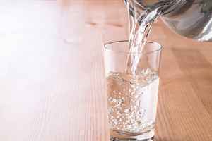 到底喝多少水才夠健康？研究：與1因素密切相關